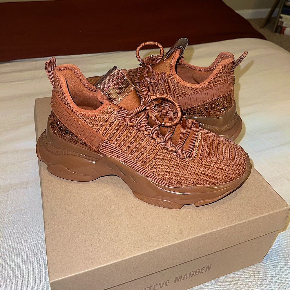 Brand N E W Steve Madden Maxima Sneakers🤎